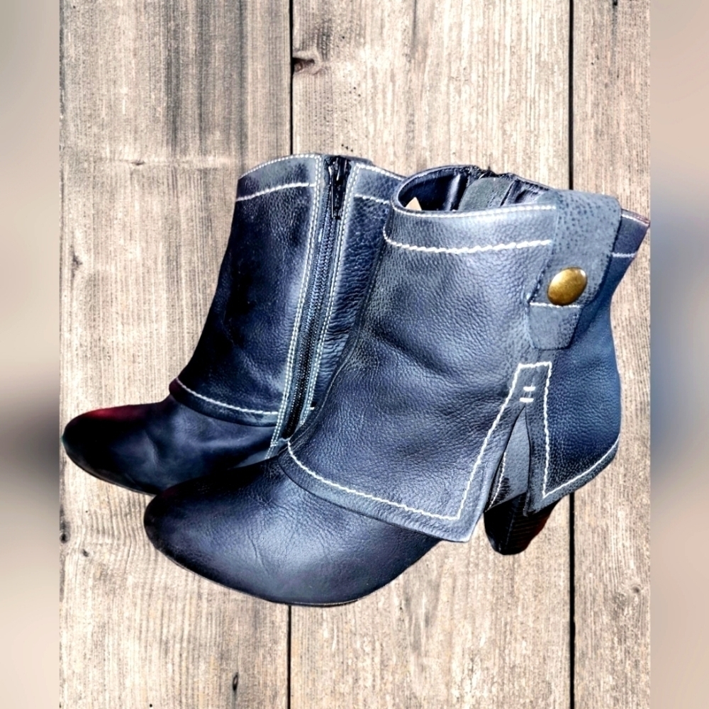 Report Black Ankle Boots with Stitch Detail